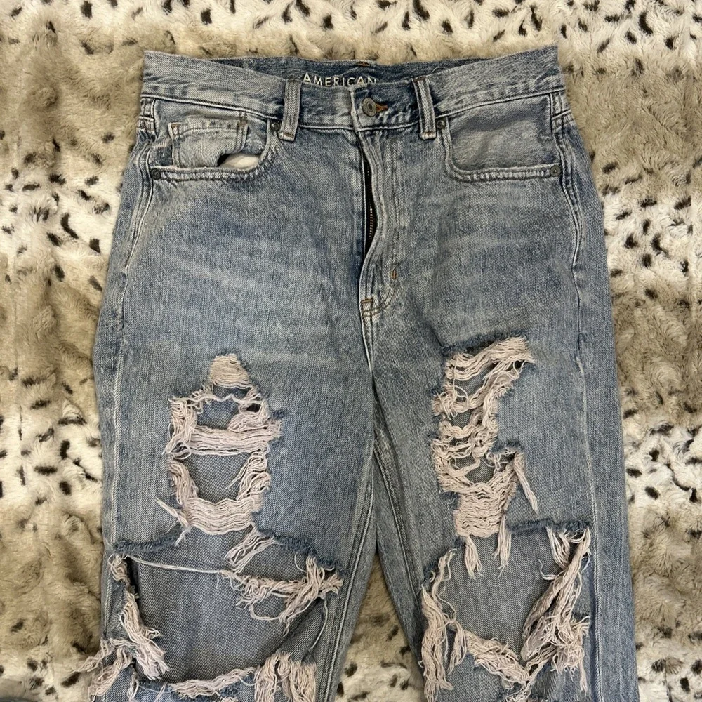 American Eagle blue distressed mom jeans Size 6 Grunge Retro Y2K - Picture 3 of 9